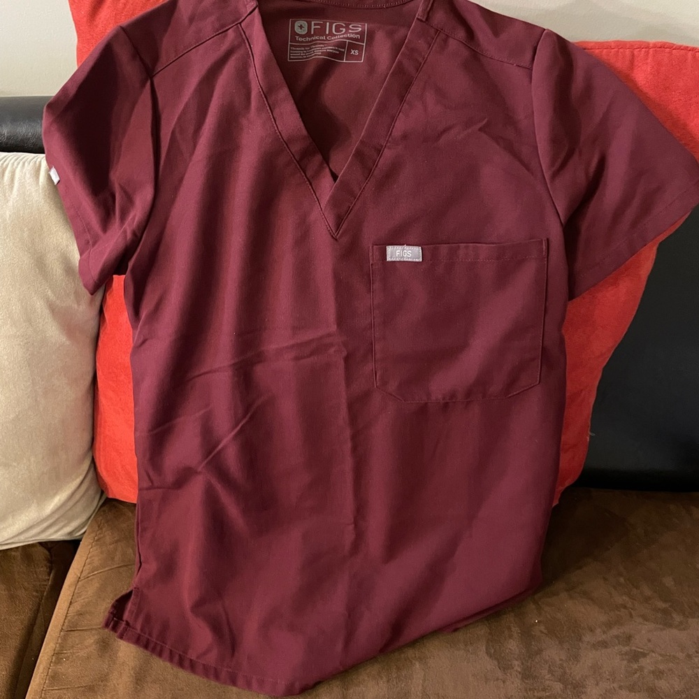 Selling a burgundy figs scrub set